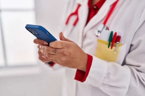 Young Beautiful Hispanic Woman Doctor Using Smartphone Standing Clinic — Stock Photo, Image