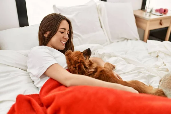 Joven Mujer Hispana Abrazando Perro Acostado Cama Dormitorio —  Fotos de Stock