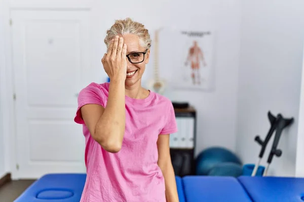 Middelbare Leeftijd Blonde Vrouw Pijn Recovery Kliniek Bedekken Van Een — Stockfoto