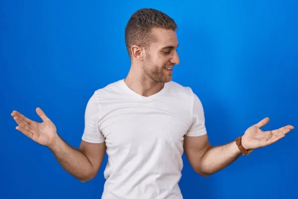 Young Caucasian Man Standing Blue Background Smiling Showing Both Hands — Foto de Stock