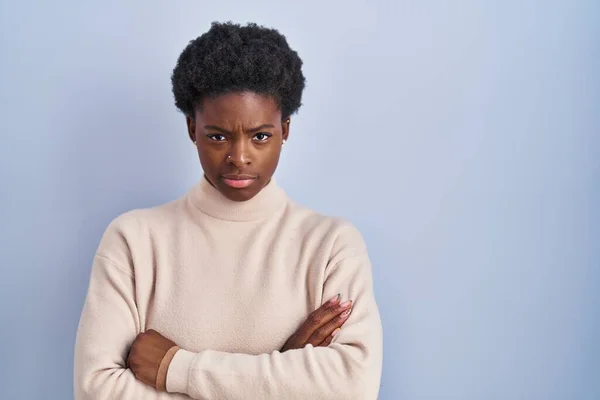 Африканская Американка Стоящая Синем Фоне Скептически Нервно Неодобряющее Выражение Лица — стоковое фото
