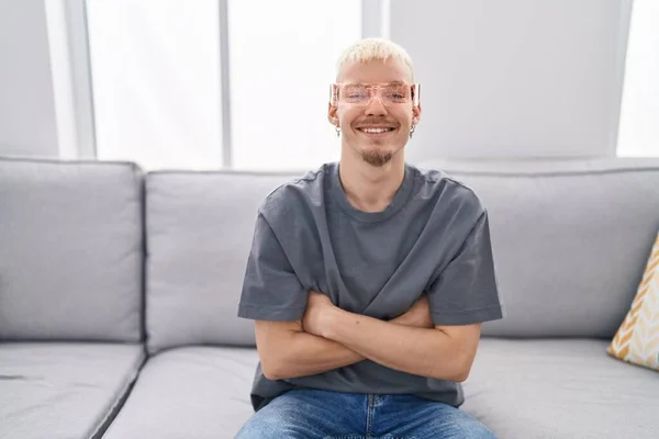 Νεαρός Καυκάσιος Άνδρας Φορώντας Γυαλιά Εικονικής Πραγματικότητας Χαρούμενο Πρόσωπο Χαμογελώντας — Φωτογραφία Αρχείου