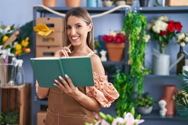 Joven Hermosa Mujer Hispana Florista Sonriendo Libro Lectura Segura Tienda —  Fotos de Stock