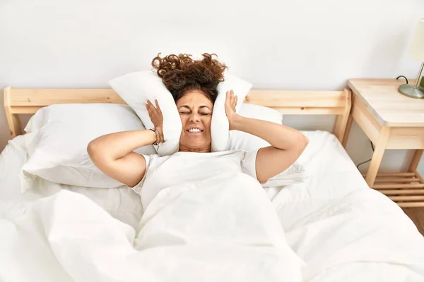 Orta Yaşlı Spanyol Kadın Yatak Odasındaki Yatakta Yastıkla Strese Girdi — Stok fotoğraf