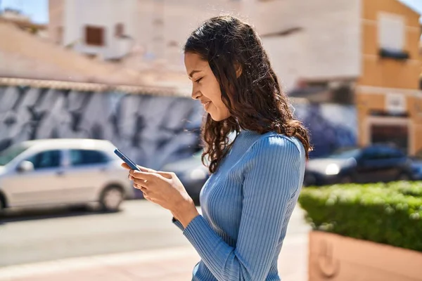 Young African American Woman Smiling Confident Using Smartphone Street — Foto de Stock