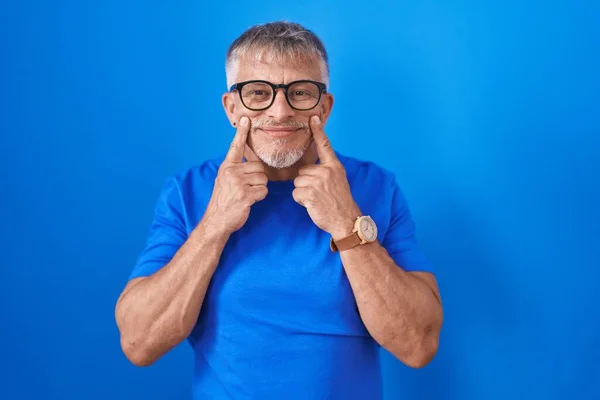 Spaanse Man Met Grijs Haar Blauwe Achtergrond Glimlachend Met Open — Stockfoto