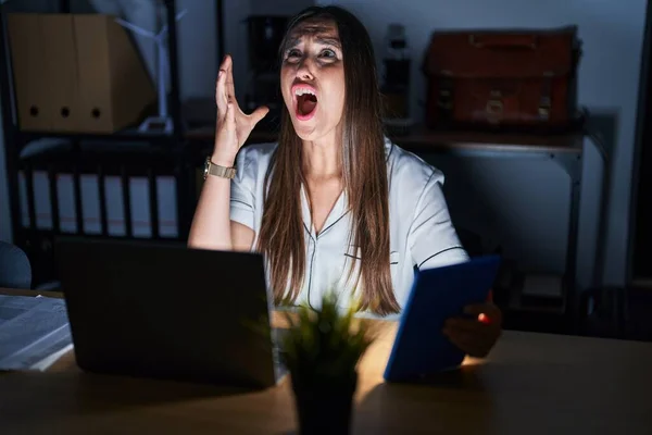 Young Brunette Woman Working Office Night Crazy Mad Shouting Yelling — Fotografia de Stock