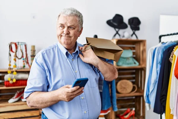 Grauhaariger Mann Mittleren Alters Mit Smartphone Bekleidungsgeschäft Einkaufen — Stockfoto