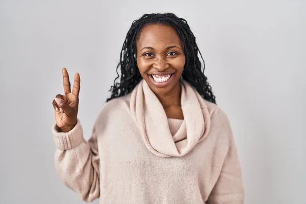 Африканская Женщина Стоит Белом Фоне Показывает Пальцами Номер Два Улыбаясь — стоковое фото