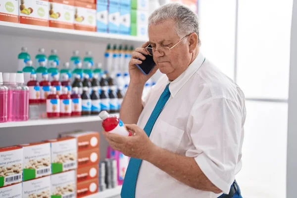 Μεσήλικας Γκριζομάλλης Πελάτης Μιλώντας Στο Smartphone Κρατώντας Μπουκάλι Φάρμακο Στο — Φωτογραφία Αρχείου