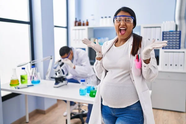 Mladá Hispánka Očekává Dítě Pracující Laboratoři Vědců Oslavující Vítězství Šťastným — Stock fotografie