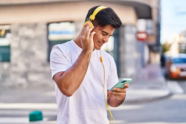 Νεαρός Ισπανός Χαμογελάει Αυτοπεποίθηση Ακούγοντας Μουσική Στο Δρόμο — Φωτογραφία Αρχείου