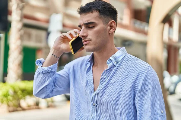 Jeune Homme Hispanique Parlant Sur Smartphone Avec Une Expression Sérieuse — Photo