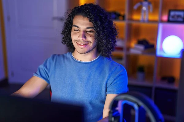 Giovane Uomo Latino Streamer Giocare Videogioco Utilizzando Computer Sala Gioco — Foto Stock