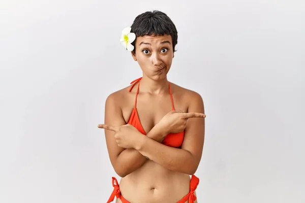 Young Hispanic Woman Short Hair Wearing Bikini Pointing Both Sides — Stock Photo, Image