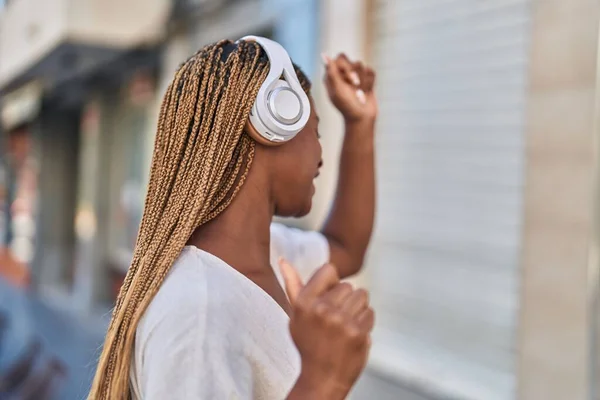 Afrikansk Amerikansk Kvinna Lyssnar Musik Och Dansar Gatan — Stockfoto