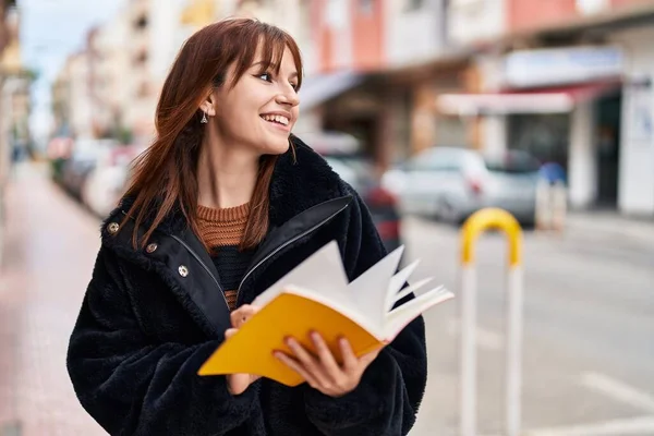 Joven Mujer Sonriendo Confiado Lectura Libro Calle — Foto de Stock