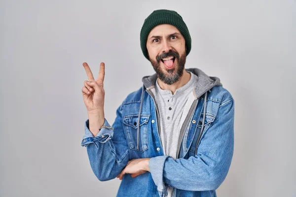 Jonge Spaanse Man Met Tatoeages Met Wollen Muts Die Glimlacht — Stockfoto