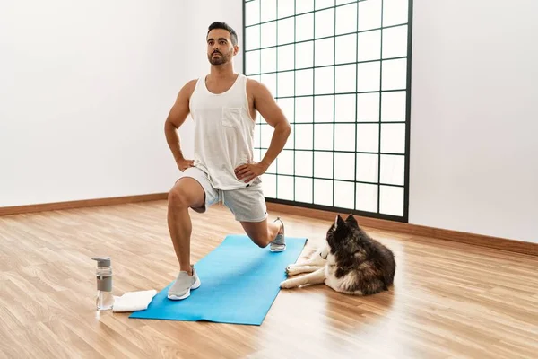 Young Hispanic Man Training Yoga Dog Sport Center — Zdjęcie stockowe