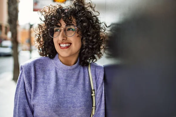 Ung Mellanöstern Kvinna Ler Säker Bär Glasögon Gatan — Stockfoto