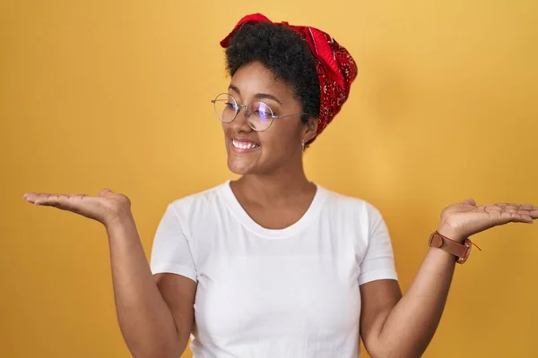 Joven Mujer Afroamericana Pie Sobre Fondo Amarillo Sonriendo Mostrando Ambas — Foto de Stock