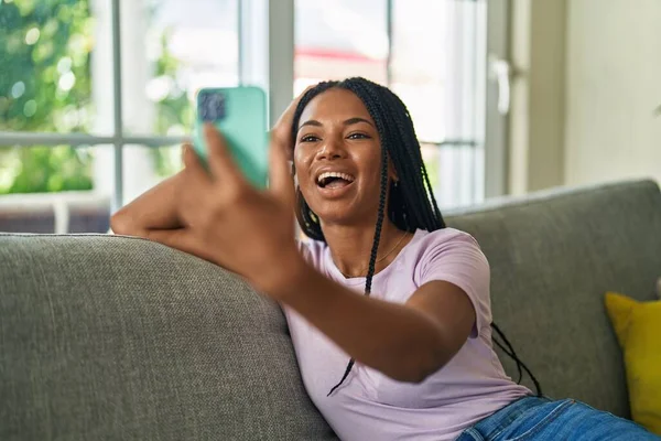 Αφροαμερικανή Γυναίκα Που Έχει Βιντεοκλήση Κάθεται Στον Καναπέ Στο Σπίτι — Φωτογραφία Αρχείου