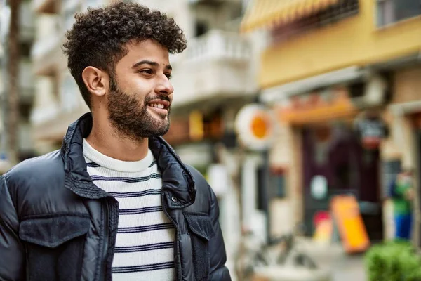 Νεαρός Άραβας Χαμογελά Έξω Στην Πόλη — Φωτογραφία Αρχείου
