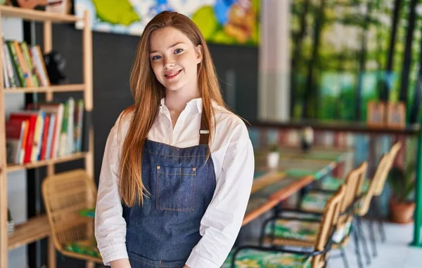 Młoda Kaukaska Kobieta Kelnerka Uśmiecha Pewny Siebie Stojąc Restauracja — Zdjęcie stockowe