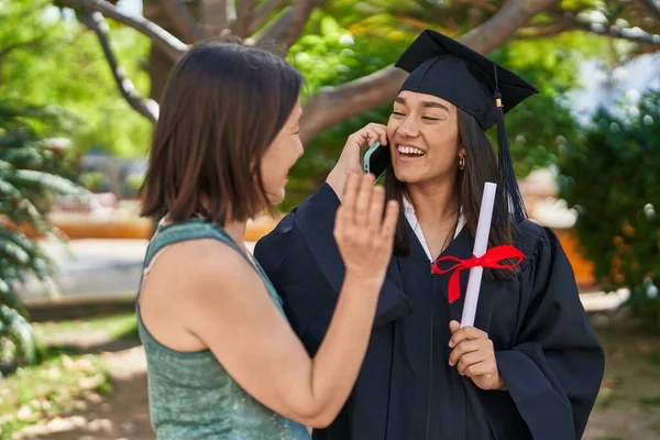 Two Women Mother Graduated Daughter Talking Smartphone Park — Stockfoto