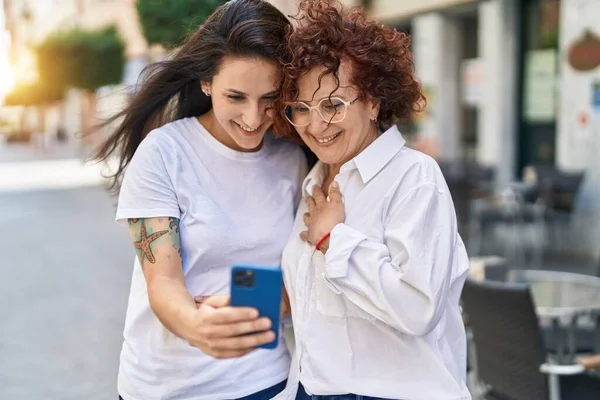 Två Kvinnor Mor Och Dotter Står Tillsammans Med Hjälp Smartphone — Stockfoto