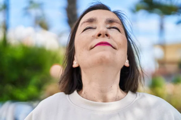 Middle Age Woman Smiling Confident Breathing Park — ストック写真