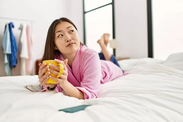 Ung Kinesisk Flicka Dricker Kaffe Liggande Sängen Sovrummet — Stockfoto