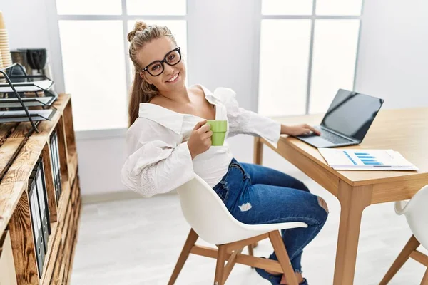 Giovane Donna Caucasica Bere Una Tazza Caffè Ufficio Guardando Positivo — Foto Stock