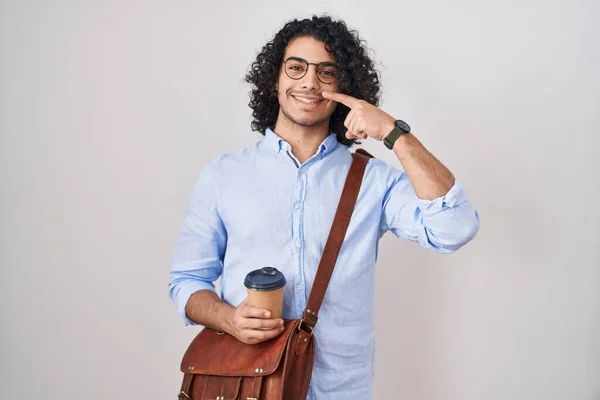 巻き毛を持つヒスパニック系の男性の顔や鼻に手指で指してコーヒーを飲んで 陽気な笑顔 美の概念 — ストック写真