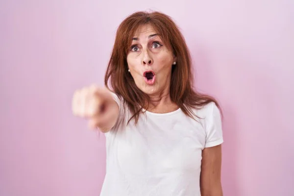 Middle Age Woman Standing Pink Background Pointing Finger Surprised Ahead —  Fotos de Stock