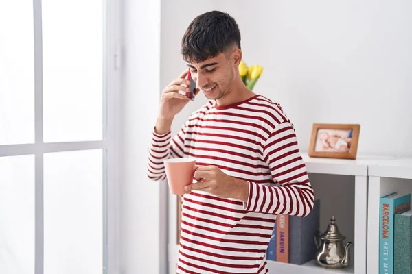 Hombre Hispano Joven Hablando Smartphone Tomando Café Dormitorio —  Fotos de Stock