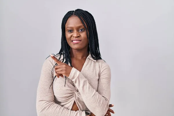 Африканская Женщина Косичками Стоящая Белом Фоне Указывая Сторону Обеспокоенный Нервный — стоковое фото
