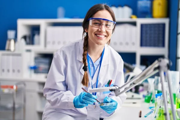 Ung Kvinnlig Forskare Som Arbetar Laboratoriet — Stockfoto