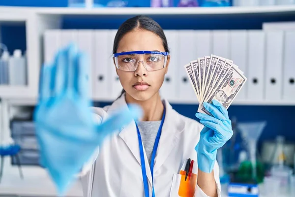 Молодая Бразилька Работающая Научной Лаборатории Держит Деньги Открытой Рукой Делает — стоковое фото