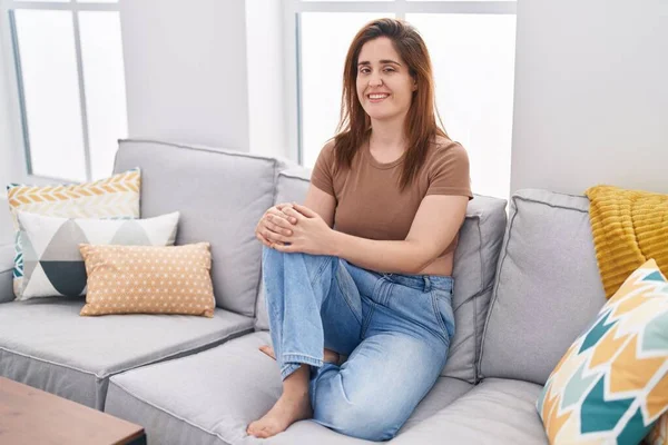 Jovem Mulher Sorrindo Confiante Sentado Sofá Casa — Fotografia de Stock