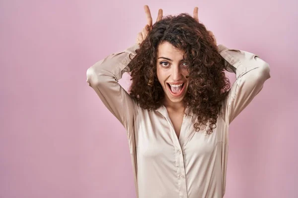 Pembe Arka Planda Duran Kıvırcık Saçlı Spanyol Kadın Komik Deli — Stok fotoğraf