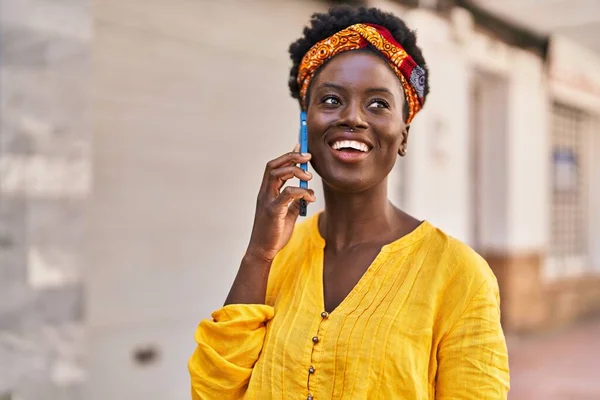 Молодая Африканская Американка Улыбается Уверенно Разговаривая Смартфону Улице — стоковое фото