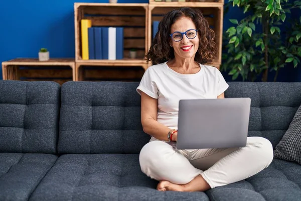Middle Age Hispanic Woman Using Laptop Sitting Sofa Home — Stock Photo, Image