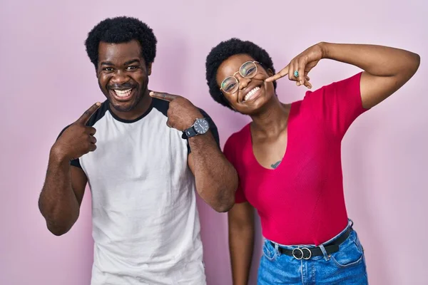 Genç Afro Amerikalı Çift Pembe Arka Planda Durup Gülümseyip Parmaklarını — Stok fotoğraf
