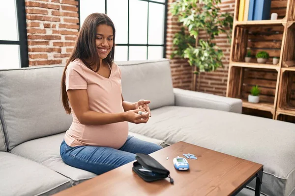 Young Latin Woman Pregnant Measuring Glucose Home — Stock Photo, Image