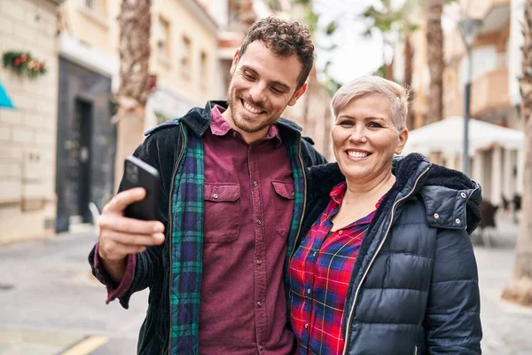 Moeder Zoon Glimlachen Vol Vertrouwen Met Smartphone Straat — Stockfoto