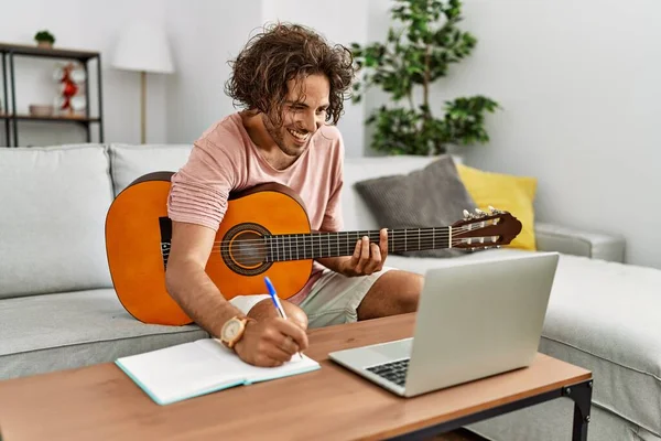 Jovem Compositor Hispânico Homem Compondo Música Usando Guitarra Laptop Casa — Fotografia de Stock