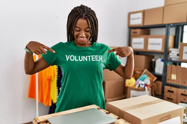 Young African American Woman Pointing Fingers Volunteer Uniform Charity Center — Stock Photo, Image