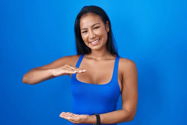 Hispanic Woman Standing Blue Background Gesturing Hands Showing Big Large — Foto de Stock