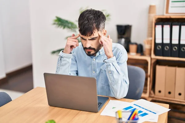 Young Hispanic Man Business Worker Stressed Using Laptop Working Office — Stockfoto